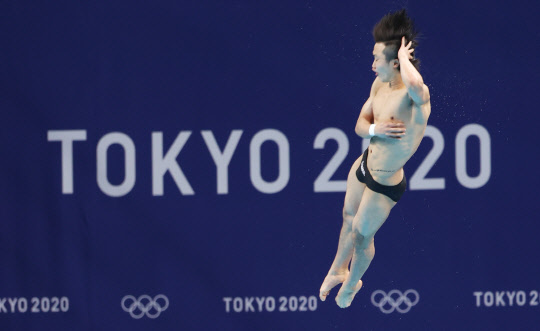 3일 일본 도쿄 아쿠아틱스 센터에서 열린 남자 다이빙 3ｍ 스프링보드 결승 경기. 한국 우하람이 다이빙 연기를 선보이고 있다. <도쿄=연합뉴스>